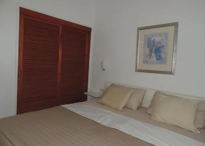 Apartment-hotel Altamira אדחה